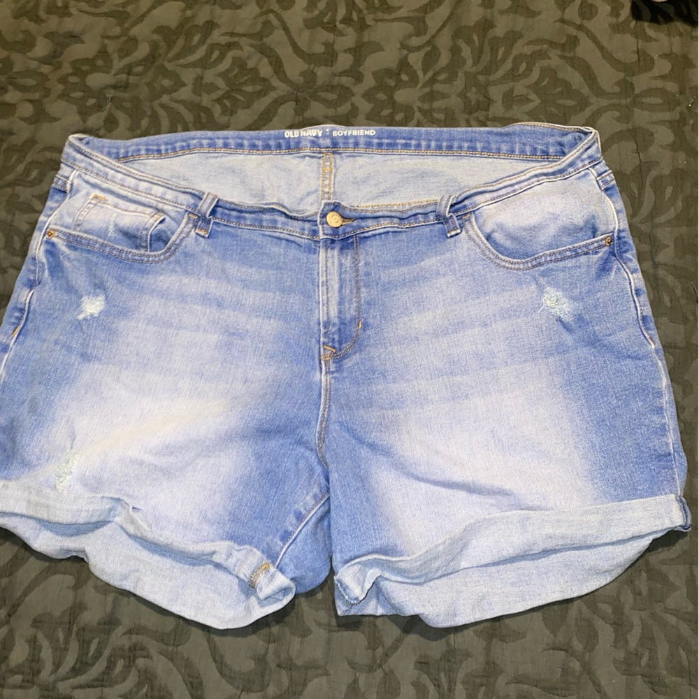 Old Navy Boyfriend shorts. Size 18.